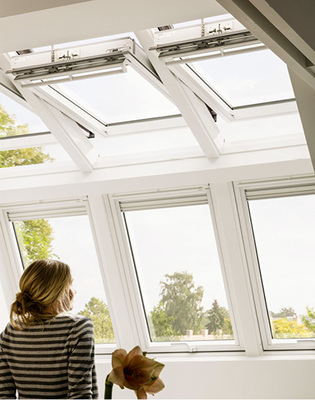 



Die neue Velux Lichtlösung „Panorama“ lässt viel Tageslicht ins Dachgeschoss und erlaubt weite Ausblicke.
