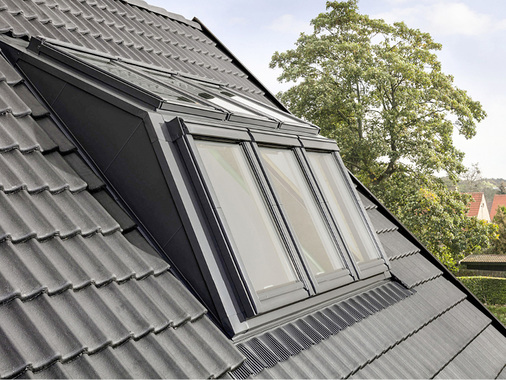 
Wer Stehhöhe im Obergeschoss gewinnen will bei gleichzeitig großem Tageslichteinfall, kann für die Belichtung des Dachgeschosses ab sofort die neue Velux-Lichtlösung „Raum“einsetzen.
