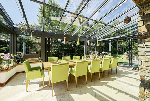 <p>
</p>

<p>
Der Esstisch rückt nach draußen und vom Frühstück bis zum Abendessen ist der Schauplatz des Lebens unter Glas.
</p> - © Foto: Wintergarten Fachverband / Solarlux

