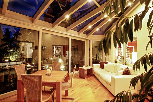 



Es kommt vor, dass die Couch vom Wohnzimmer hinaus in den Wintergarten rückt.
