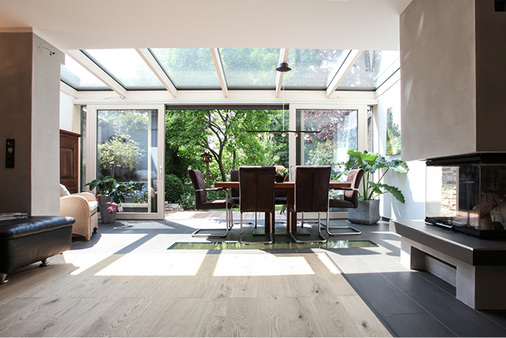 



Meist wird versucht, den Boden des angrenzenden Wohnraums nahtlos in den Wintergarten zu führen, um so auch die Verbindung nahtlos zu machen.
