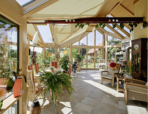 



Die Frage nach dem Sinn oder der Eleganz im Wintergarten stellt sich oft nicht – hier wird gemacht, was gefällt.
