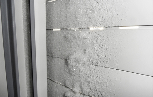 
Eisbildung bis in den Bereich des Rollladens. 
