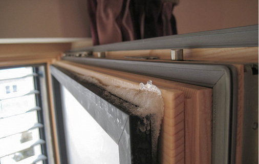 <p>
Eisbildung bei Holz-Aluminium-Fenstern ist keine Seltenheit.
</p>