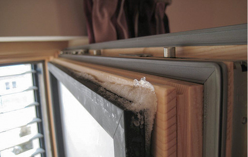 
Eisbildung bei Holz-Aluminium-Fenstern ist keine Seltenheit.

