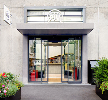 



Auch diese automatische Schiebetür im Windfang ist mit Slimdrive SL-FR-Antrieben ausgestattet.
