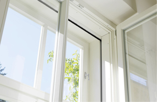 



Kastenfenster bieten mit ihren im Gegensatz zur Verglasung schon fast üppigen Platzverhältnissen viele Möglichkeiten, den Sonnenschutz in unterschiedlichsten Varianten unterzubringen. 
