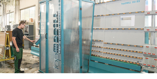 
Mit einer Barcodelesung holt sich der Maschinenführer am Schraml Bohrautomaten die Maße und Bearbeitungen der aktuellen Scheibe auf den A+W Produktionsmonitor. Eine Programmierung entfällt, da die Hightech-Schnittstelle die fertigen Steuerungsdaten bereitstellt und so die Basis bietet, auch Losgröße 1 wirtschaftlich zu fertigen.
