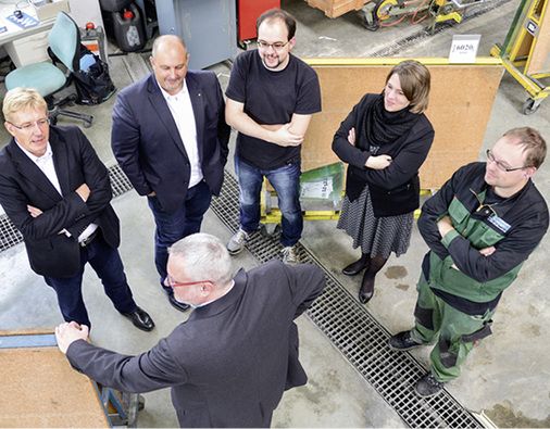 <p>
Bei Glas Schöninger setzt man auf Teamarbeit (v. l.): Andreas Schulze (Glas Schöninger – Vertriebsbüro München); GF Tilmann Schöninger; Thomas Knott (IT-Leiter); Sandra Kugler (A+W); Andreas Mink (Flachglasmechaniker). Vorne: Prokurist Michael Achmann (Vertriebsleileiter)
</p>