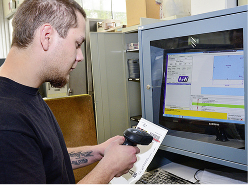 
… und an der Maschine auf dem A+W Production Terminal bereitgestellt. Hier greift der Bearbeiter die Daten mittels Barcode einfach ab. Eine Programmierung entfällt.
