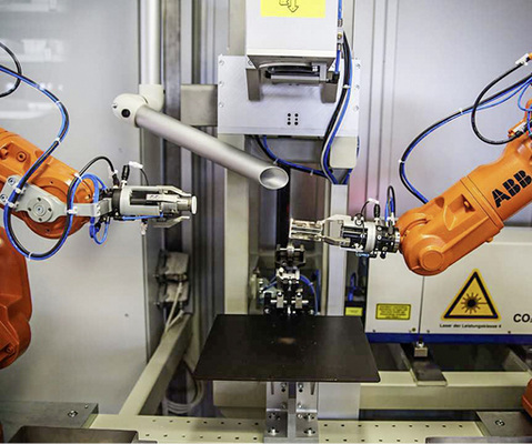 



Nicht nur beim Flachglas, auch bei Rohrgläsern lassen sich Verarbeitungslaser einsetzen, hier vollautomatisiert.
