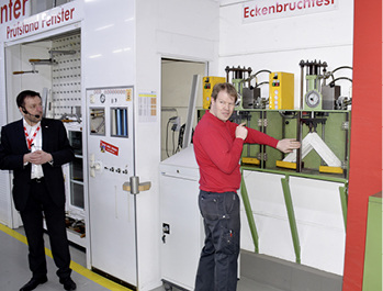 
Rundgang durch die Fensterproduktion – hier werden aus der Produktion Proben entnommen und auf die Eckenfestigkeit hin geprüft.
