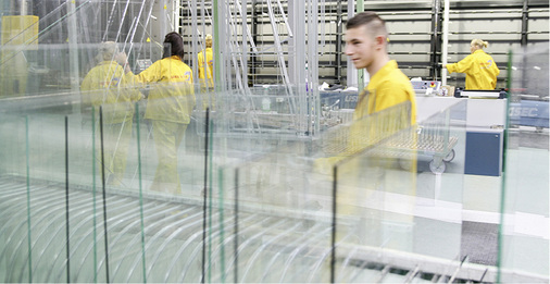 



Nach wie vor stellt das Unternehmen einen Großteil seiner Vorfabrikate wie das Glas und die Profile selbst her. 
