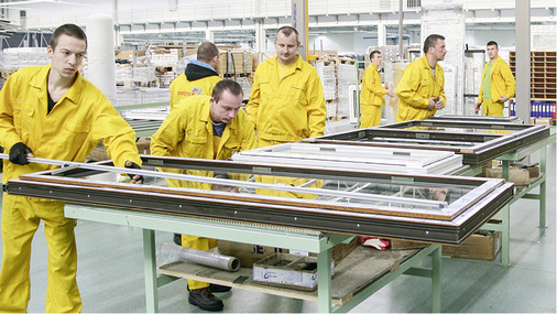 



GLASWELT Chefredakteur Daniel Mund konnte sich 2014 selbst ein Bild machen von der gesamten Produktionsfläche und dem Personaleinsatz bei Drutex. 
