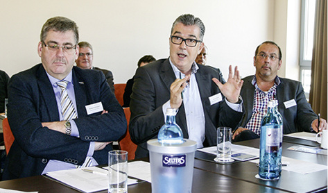 
Helmut Meet (m.) zeigte sich als Gealan Verarbeiter überzeugt von der statischen Trockenverklebung. 
