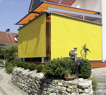 



Mit Senkrechtmarkisen können auch die seitlichen Flächen beschattet werden. Drahtseilführungen machen den geöffneten Sonnenschutz fast unsichtbar. 
