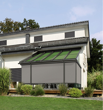 



Mit der über die Ecke geführten ZIP-Anlage bietet Warema auch eine Lösung für die Ganzglasecke. 
