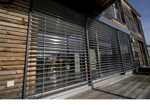 



Schienengeführte Systeme bieten über die gesamte Raffstorehöhe gesehen die bessere Stabilität und erreichen höhere Windgrenzwerte.
