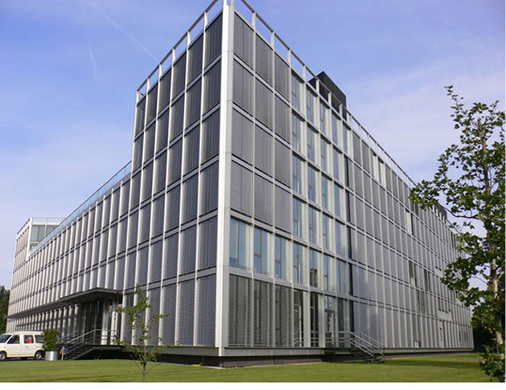 



Gerade bei hohen Gebäuden spielt die Windstabilität von Sonnenschutzsystemen eine große Rolle, um optimale Verschattungswerte zu erzielen.
