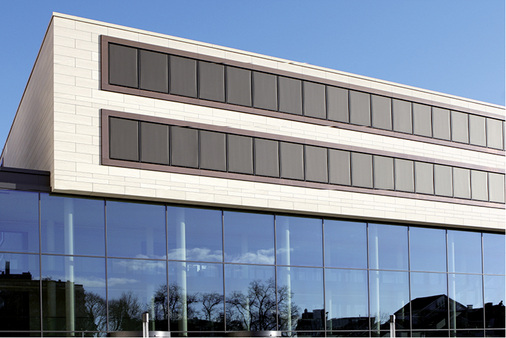 



Die nur 25 mm breite Führungsschiene bei den ZIP-Systemen soll die optimale Integration des Sonnenschutzes in die Gebäude-Fassade ermöglichen.
