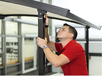 



Nicht nur Theorie ist im Bereich der Weiterbildung gefragt. Speziell zugeschnittene Montageseminare soll das Handwerk bei der täglichen Arbeiten unterstützen und Fehlerquellen beseitigen.
