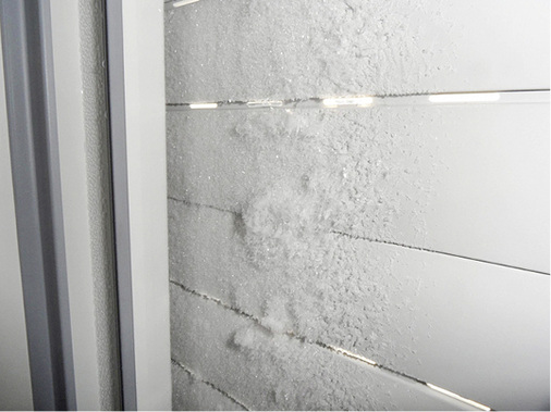 



Rollläden und Eisbildung, eine Never Ending Story, die in der Regel durch das falsche Nutzerverhalten (gekipptes Fenster in der Nacht und resultierender Kondensatanfall, der auf der Innenseite des Rollladenpanzers friert) hervorgerufen wird.
