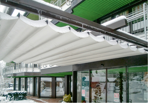 



Baldachin und Pergolakonstruktionen können gewisse Belastungen mit Schnee aushalten, müssen es aber nicht. Ein Blick in die Bedienungsanleitung schafft schnell Klarheit beim Kunden.
