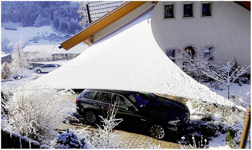 



Starre Segelkonstruktionen sind im Winter besonders problematisch, da sie nicht eingefahren werden können.
