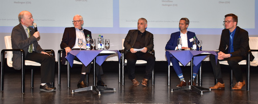 Diskutieren auf dem Podium (v.l.): Die Fenstermacher Markus Wenger, Hans Ruedi Schweizer, Samuel Lüscher und der Baumanager Patrick Zwyssig wurden vom GLASWELT Chefredakteur zu ihren Strategien im Hochpreisland Schweiz befragt.