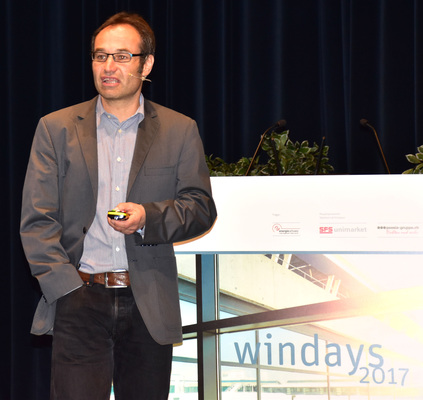 Urs Uehlinger von der BFH zeigte, dass das Einklotzen der Scheiben künftig auch die Maschine übernehmen könnte.