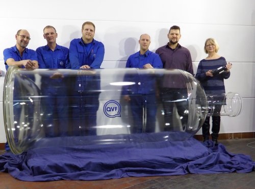 Das DDPS-Projekt-Team präsentiert die Mega-Flasche.