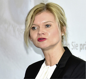 



Isabella Herzig ist Trainerin und Consultant, hat kürzlich in einem VFF-Seminar über die Körpersprache und Mimik referiert und jetzt ihr Haus komplett umgebaut. 
