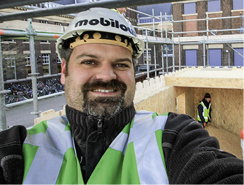 <p>
Dr. Marcel Bilow, der Leiter des PD-Lab Projekts, freut sich über den Baufortschritt des Gebäudes.
</p>