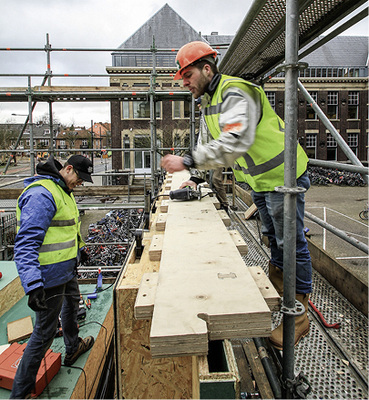 <p>
Der Baukörper besteht aus vorgefertigten,CNC-gefrästen OSB-Platten, die auf der Baustelle dann zusammengesteckt wurden.
</p>