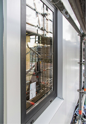 
Hier der Blick vom Gerüst auf ein Fensterelement
