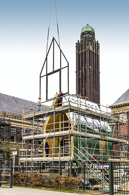 
Die Elemente der Stahlfassade von Jansen wurden mit dem Kran vor den Baukörper gesetzt und dann fixiert.
