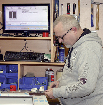 
A+W Cantor-Produktionsmonitore steuern durchgängig die Fertigung, auch an den manuellen Arbeitsplätzen.
