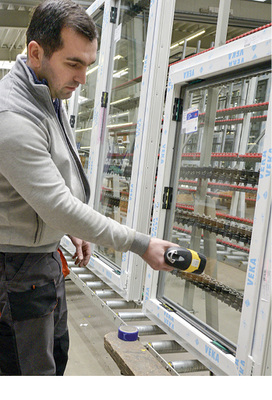 
Via Barcode werden Fertigungsinformationen ausgelesen oder, wie hier in der Verglasung, Statusinformationen ins ERP-System zurückgemeldet.
