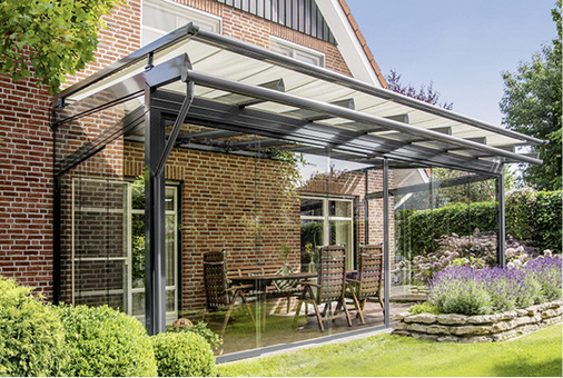 
Bei Glasdach-Konstruktionen mit obenliegender Statik sollte immer auf den ausreichenden vorderen Überstand geachtet werden, um Lichteintritt zu vermeiden.



