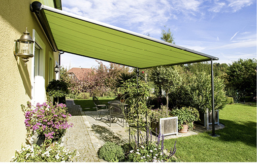
Die klassische Wintergartenmarkise wird mit zwei Stützen im Frontbereich zur Pergolamarkise. Im eingefahrenen Zustand bleiben Schienen und Stützen sichtbar.



