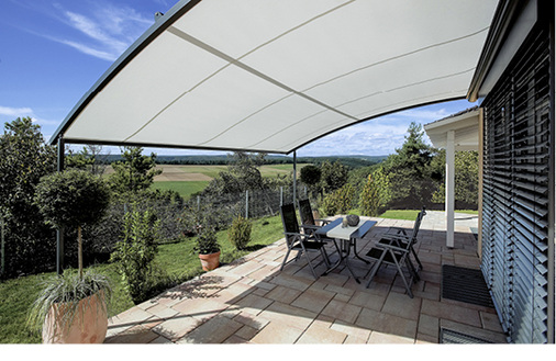 
Mit einem ZIP-System werden auch gebogene Varianten der Pergolamarkisen hergestellt. Auch hier bleiben geschlossen nur Querprofil, Schienen und Stützen sichtbar.



