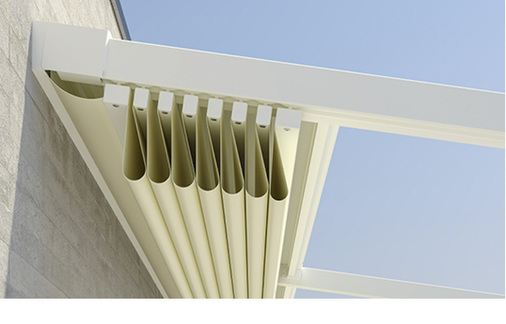 
Sauber in Falten hängend zeigt sich der eingefahrene Behang bei Pergolasystemen. Hier wird der Behang nicht gerollt und durch verfahrbare Querprofile stabilisiert. 



