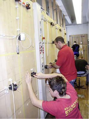 



Die Ausbildung und Prüfung zur Elektrofachkraft ist beim Rollladen und Sonnenschutzmechatroniker/in im Ausbildungsrahmenplan integriert.
