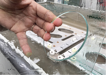 
Auch die Vorführungen des Wasserstrahl-Schneidens stießen auf großes Interesse bei den Besuchern.
