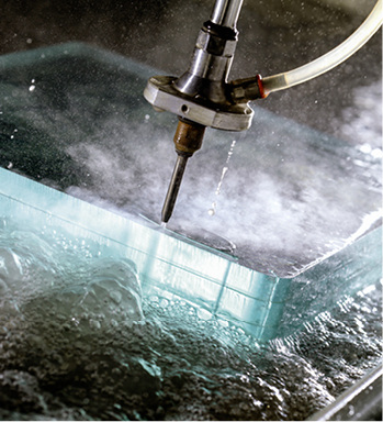 



Mittels Wasserschneidanlage Primus lässt sich dickes Monoglas und VSG in beliebigen Formen schneiden. 
