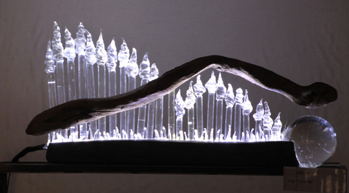 “Die Welle“ der Künstlerin Lilly Liebig aus Köln mit durchgefärbtem Sockel aus Beton und eingearbeiteter Vertiefung für die LED-Lichtleisten, auf denen die Glasstängel stehen. - © Petra Lenz
