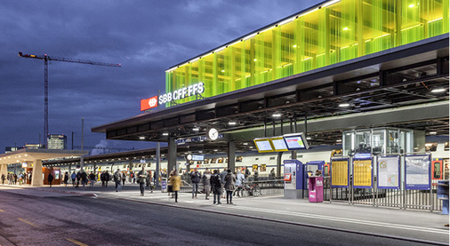 <p>
</p>

<p>
Ein sattes leuchtendes Grün macht den Bahnhof von Oerlikon von Weitem sichtbar.
</p> - © Fotos: 10:8 Architekten

