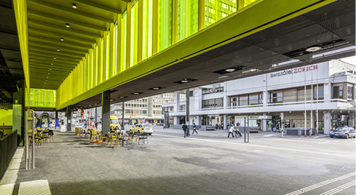 <p>
</p>

<p>
Auch unter dem Dach des Bahnhofs erleben die Passanten interessante Lichteffekte.
</p> - © Fotos: 10:8 Architekten

