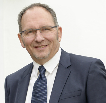 
Henning Mühlhaus ist seit 1992 in der Fenster Branche für verschiedene Maschinen und Anlagenbauer (Stütz, Federhenn) tätig. Seit 4 Jahren ist er im Bereich der PVC und Alubeschichtung aktiv.
