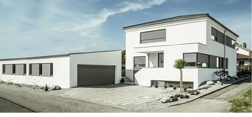 



Auch das Tordesign oder andere Gebäudeelemente können in der Kombination mit den ZIP-Anlagen farblich sehr einfach und strukturiert in das Gestaltungskonzept der Gebäudeansichten mit aufgenommen werden.
